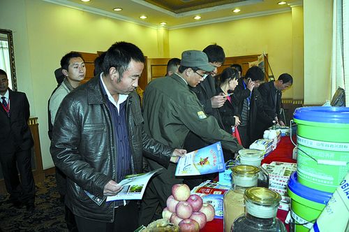 經(jīng)銷商正在參觀海大生物研發(fā)的新產(chǎn)品